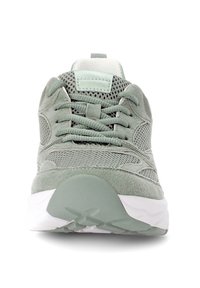 Hellgrüner Sportschuh aus Mesh und Wildleder, mit runder Zehenpartie, Schnürsenkeln und einer strukturierten Gummisohle mit weißen Akzenten.