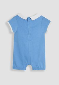 Lichtblauwe jumpsuit met korte mouwen, gemaakt van zachte stof, met een witte kraag, sluiting met knoop aan de achterkant en elastische zoom voor een getailleerde look.