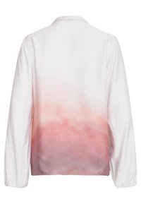 Langarmhemd aus weißem Stoff mit einem Verlauf im Aquarellstil, der im unteren Bereich von sanftem Rosa zu hellem Korallenrot übergeht.
