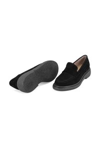 Zwarte suède loafers met een ronde neus, decoratieve band en een gestructureerde grijze rubberen zool. Heeft stiksels rondom het bovenwerk.