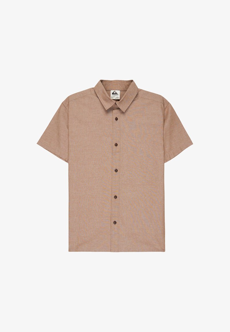Chemise beige à manches courtes avec col, boutons centraux foncés et une petite étiquette logo à l'intérieur du col.
