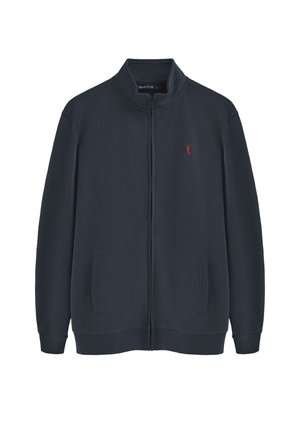 Marine blauwe ritsjack gemaakt van zachte stof, met een hoge kraag, twee zijzakken en een klein rood logo op de linker borst.