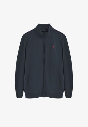 Marine blauwe ritsjack gemaakt van zachte stof, met een hoge kraag, twee zijzakken en een klein rood logo op de linker borst.