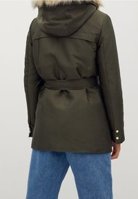 Oliwkowy parka z futrzanym kapturem, paskiem w talii i złotymi guzikami na rękawach, z gładką, wodoodporną powłoką.