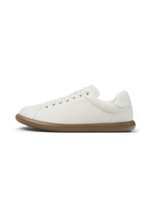 Sneaker bianco con punta arrotondata, caratterizzato da un design con lacci e una suola in gomma marrone chiaro. Esposto su uno sfondo bianco puro.