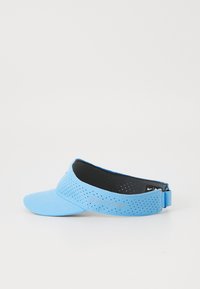 Világoskék sportnapernyő perforált mintával, széles karimával, Dri-FIT címkével és egy állítható pánttal hátul a biztonságos illeszkedés érdekében.