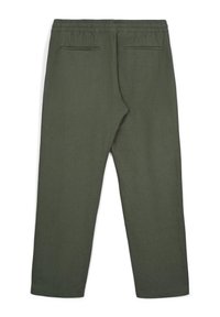 Pantaloni in lino verde con vestibilità comoda, cinturino elastico e due tasche posteriori. Il tessuto ha una finitura liscia e strutturata.