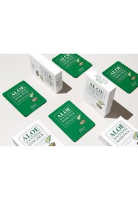 Packaging verde e bianco per Aloe Soothing Mask Pack. Presenta il nome del prodotto in evidenza, con illustrazioni di foglie e una texture liscia.