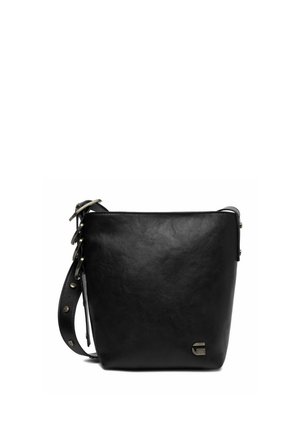 Bolso tipo cubo de cuero negro con correa ajustable que incluye hebilla de metal y pequeño logotipo metálico en la esquina inferior derecha del frente.