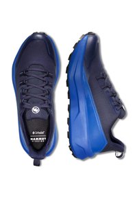 Blauwe en marineblauwe hardloopschoenen met een gestructureerde bovenkant, zwarte veters en een dikke zool. Heeft een duidelijk logo op de tong en de zijkant.