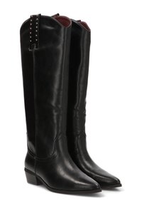 Botas de cuero negras hasta la rodilla con puntera afilada, costuras sutiles y acentos de tachuelas en la parte superior. Tacón cuadrado para mayor estabilidad.
