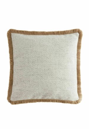 Neliömäinen beige tyyny, jossa on hienovarainen kalanruotokuvio ja vaaleanruskea hapsureunus kaikissa reunoissa, valkoista taustaa vasten.