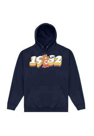 Granatowa bluza z kapturem z przednią kieszenią, z rysunkiem kreskówkowego niedźwiedzia i napisem "1982" w pogrubionym, kolorowym tekście z warstwowymi wzorami.