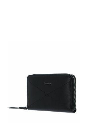 Portefeuille en cuir noir avec fermeture éclair, présentant une texture lisse et un logo embossé. Le design comprend des lignes diagonales cousues.