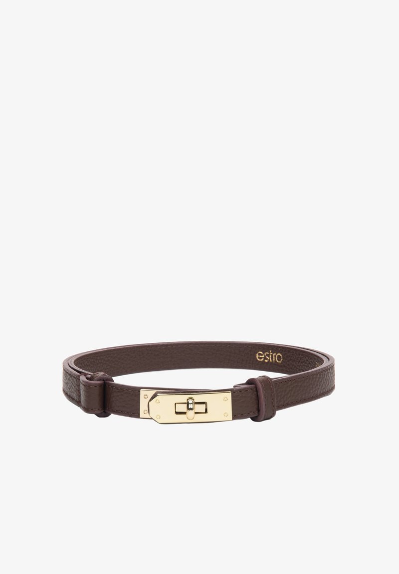 Ceinture en cuir marron avec une finition texturée et une boucle en métal doré. Caractérisée par un design élégant et étroit avec un logo embossé.