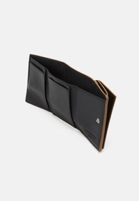 Schwarze Lederbörse mit drei Fächern, braunen Akzenten und Druckknopfverschluss, die über eine glatte Textur und ein schlichtes Design verfügt.