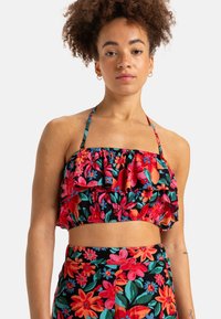 Blumendruck-Crop-Top mit Rüschendesign, in leuchtendem Pink, Koralle und Grün auf schwarzem Hintergrund. Verstellbare Träger.