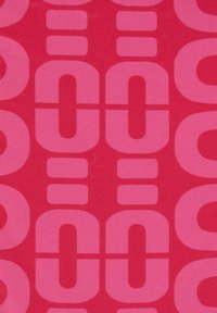 Tekstiili, jossa toistuva geometrinen kuvio vaihtelevissa vaaleanpunaisen sävyissä yksivärisellä vaaleanpunaisella pohjalla. Kuvio sisältää pyöreitä muotoja ja lomittain toisiinsa liittyviä kuvioita.