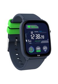 Reloj inteligente con una cara cuadrada negra, correa azul oscura y detalles verdes. Muestra la frecuencia cardíaca, la hora y métricas de actividad. Textura de goma.