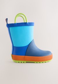 Botte imperméable pour enfant en nuances de bleu avec semelle orange, semelle verte et doubles poignées vertes pour un enfilage facile.
