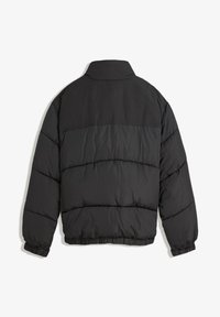 Črna puffer jakna z visokim ovratnikom, ki ima quiltane odseke, elastične manšete in gathered hem, narejena iz gladkega materiala.