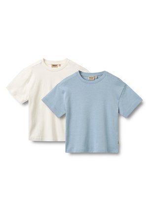 Due magliette per bambini con maniche corte in cotone, una bianca tinta unita e una azzurro chiaro con sottili righe bianche, distese su uno sfondo bianco.