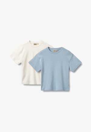 Zwei kurzärmelige Baumwoll-Toddler-T-Shirts, eines einfarbig weiß und eines hellblau mit dünnen weißen Streifen, flach auf weißem Hintergrund ausgelegt.