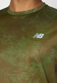 New Balance ATHLETICS PRINTED - Camiseta deportiva - woodland