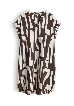 Locker sitzendes kurzärmeliges Kleid mit schwarz-weißem abstraktem geometrischem Muster und V-Ausschnitt, vor weißem Hintergrund hängend.