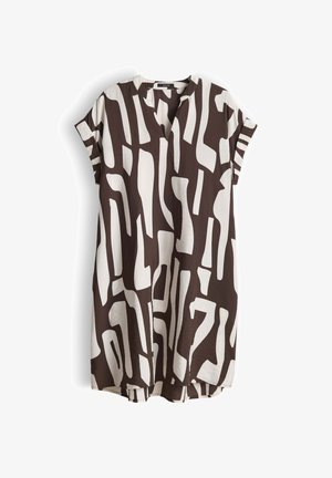 Locker sitzendes kurzärmeliges Kleid mit schwarz-weißem abstraktem geometrischem Muster und V-Ausschnitt, vor weißem Hintergrund hängend.