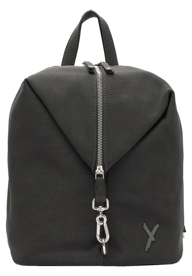 Mochila negra perforada con una solapa triangular, cremallera frontal y acentos de hardware plateado. Presenta un asa superior y detalle de logo.