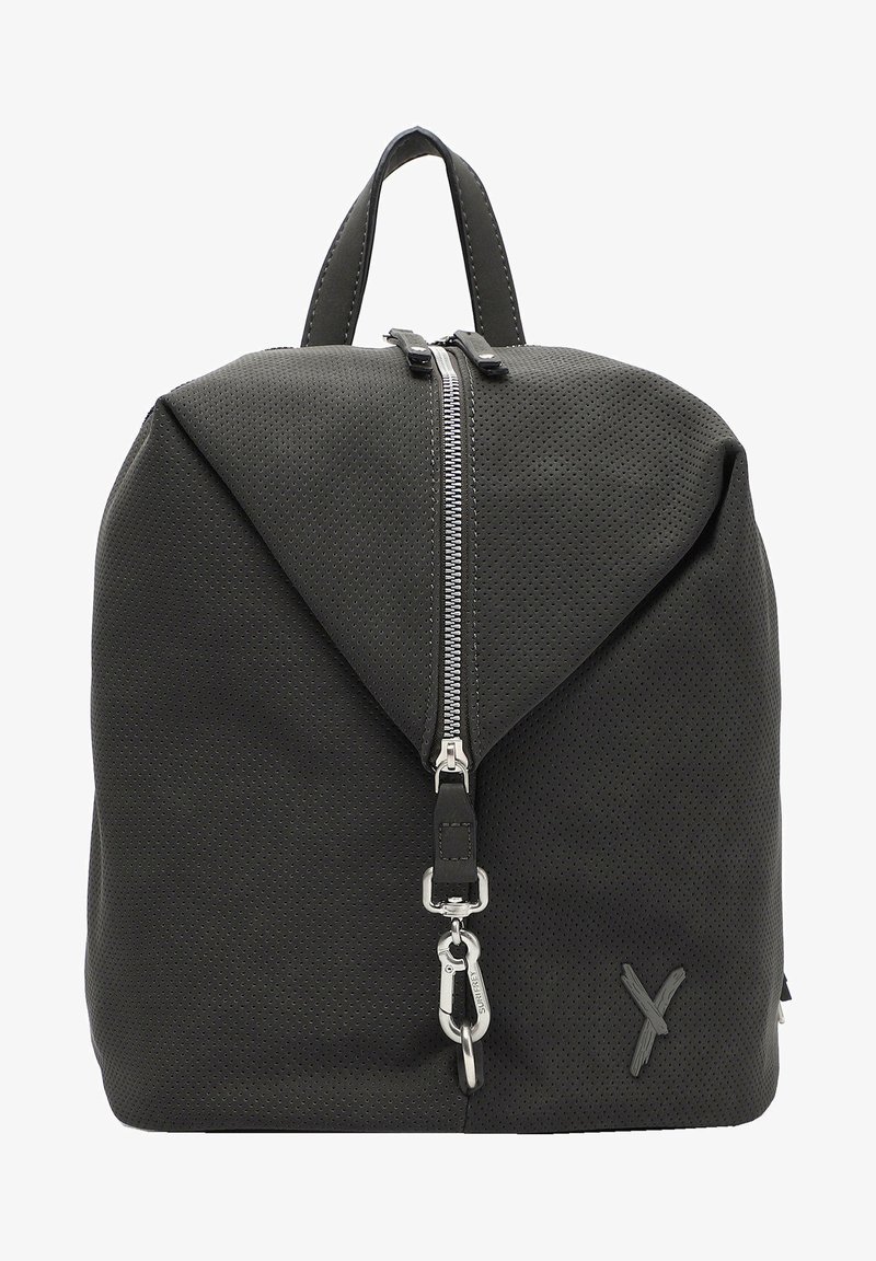 Mustapisteellinen reppu, jossa on kolmiomainen läppä, etu vetoketju ja hopeiset varusteet. Varusteena on yläkahva ja logotyyli.