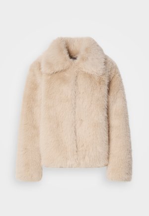 Casaco curto de pêlo sintético em bege claro, com colarinho curto e detalhe de costura frontal. Textura suave com fibras longas e fofas e mangas de comprimento total.