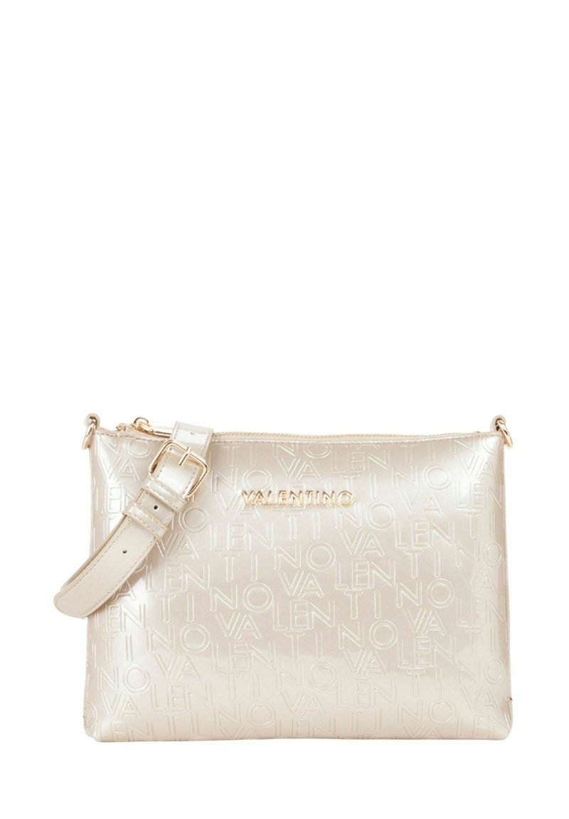 Sac à main beige métallique avec motif de logo en relief, fermeture zippée sécurisée et sangle réglable pour porter en bandoulière ou à l'épaule.