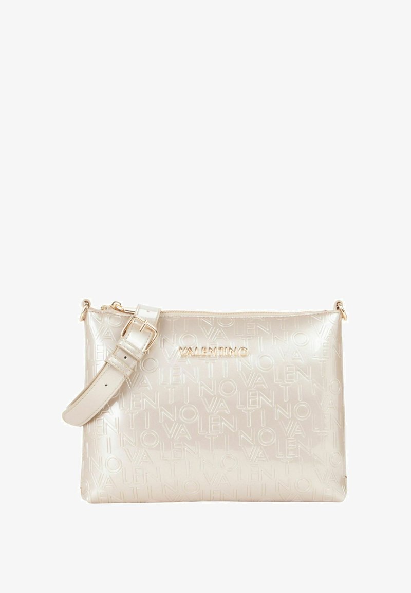 Sac à main beige métallique avec motif de logo en relief, fermeture zippée sécurisée et sangle réglable pour porter en bandoulière ou à l'épaule.