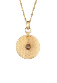 Goldene Anhänger-Kette mit einer runden, gebürsteten Scheibe, die einen zentralen kleinen Stein zeigt. Befestigt an einer verdrehten goldenen Kette.
