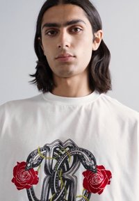 Roberto Cavalli ROSES COOL FIT - Print T-shirt - white