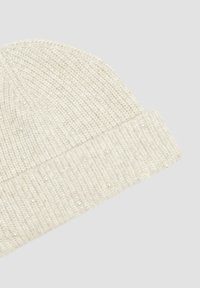 s.Oliver MIT SCHMUCKPERLEN - Beanie - beige