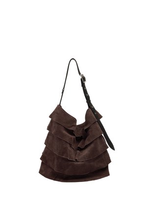 Ciemnobrązowa zamszowa torebka z warstwowym wzorem falban i regulowanym czarnym skórzanym paskiem na ramię z srebrną sprzączką.