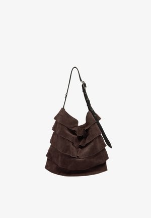 Ciemnobrązowa zamszowa torebka z warstwowym wzorem falban i regulowanym czarnym skórzanym paskiem na ramię z srebrną sprzączką.