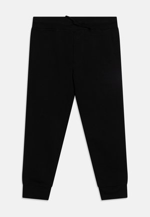 Pantaloni da allenamento neri a gamba affusolata con vita elasticizzata e coulisse, polsini a costine, mostrati distesi su uno sfondo bianco.