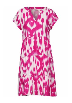 Kurzarmiges, knielanges Kleid mit pink-weißem abstraktem Ikat-Muster und V-Ausschnitt, mit gestuften Rockpaneelen und legerer Passform.