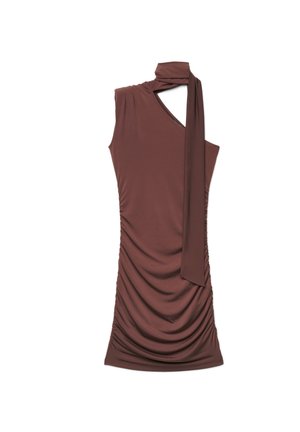 Vestito marrone senza maniche arricciato con scollo asimmetrico e lunga sciarpa attaccata drappeggiata su una spalla, disteso su sfondo bianco.