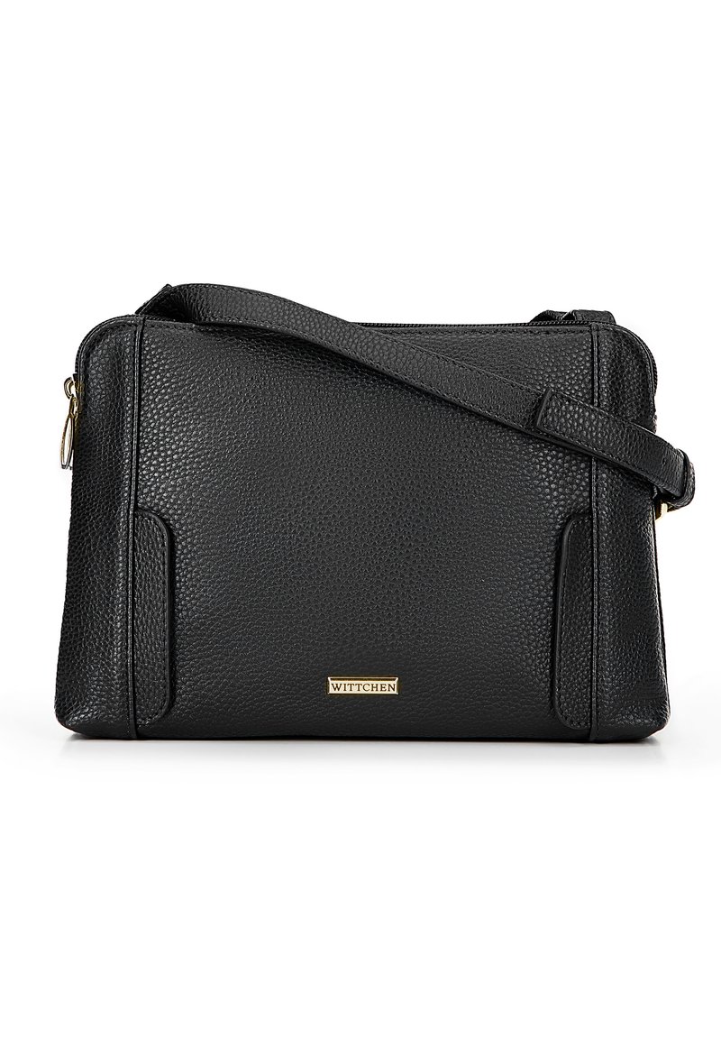 Borsa a tracolla nera in pelle con finitura testurizzata, forma rettangolare, chiusura con zip superiore e un accento con logo dorato del marchio. Presenta una tracolla removibile.