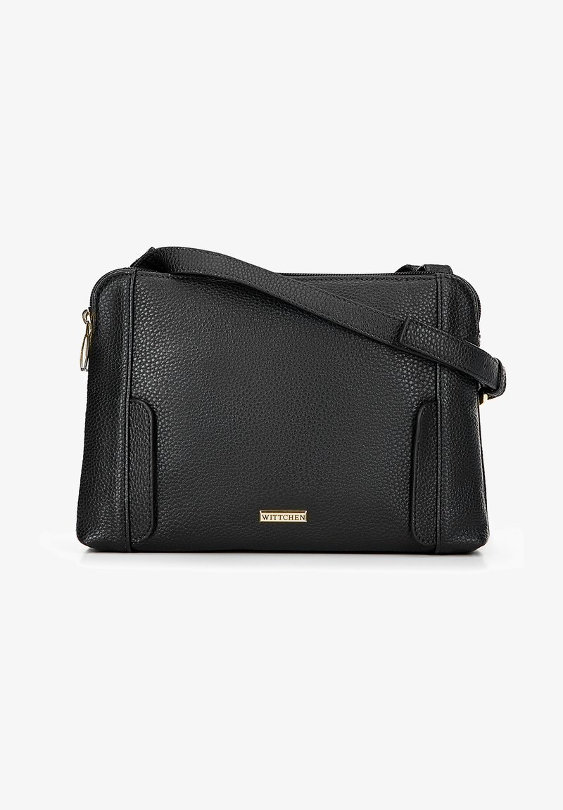 Borsa a tracolla nera in pelle con finitura testurizzata, forma rettangolare, chiusura con zip superiore e un accento con logo dorato del marchio. Presenta una tracolla removibile.