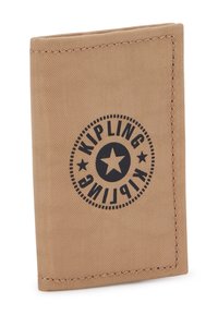 Kipling pung i tan stof; har et fremtrædende sort cirkulært logo med en stjerne og tekst. Glat tekstur med sammenføjede kanter.