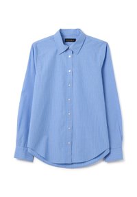 Camicia a maniche lunghe di un blu chiaro con righe bianche, colletto a punta e polsini con bottoni, stesa su uno sfondo bianco.