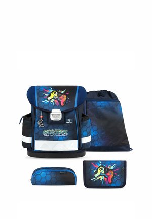 Set di zaini scolastici blu e nero con grafica colorata di controller di gioco, testo "GAMERS", sacchetto con coulisse, astuccio e portafoglio con motivi esagonali.