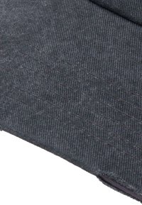 Szürke anyag texturált, bordázott mintával. Finom varrásvonalakat és sima széleket mutat, ami egy puha, rugalmas anyagra utal.