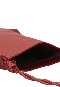 Borsa a mano in pelle rossa con una texture granulosa, caratterizzata da un dettaglio di cinturino annodato e un'apertura superiore che mostra una fodera interna scura.